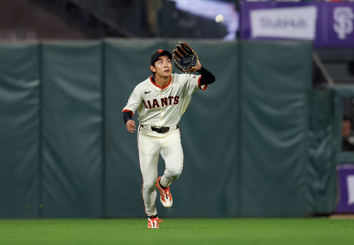 SF Giants to move Lee to right field after signing Harrison Bader
