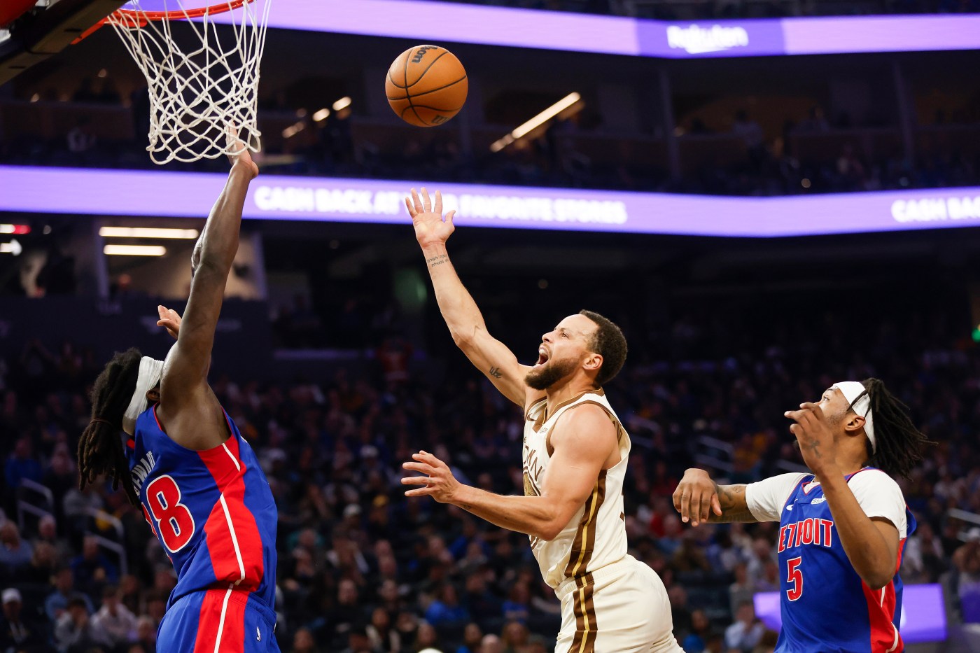 Steph Curry exits Warriors-Pistons game with knee soreness