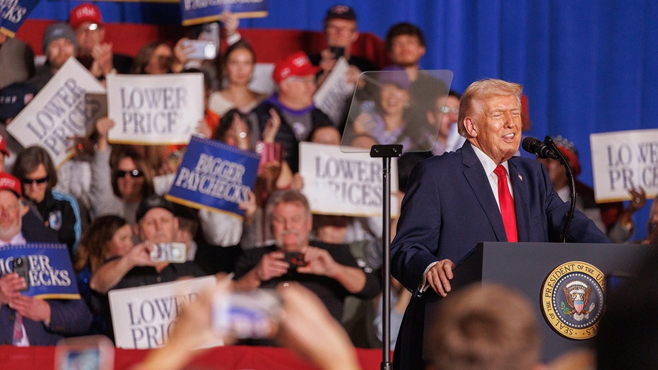 Trump launches midterm push in Iowa, warns losses would derail agenda: ‘We gotta win’