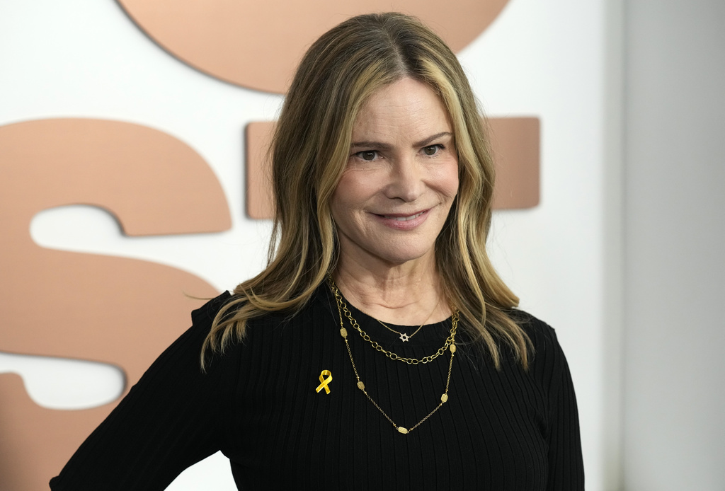 Horoscopes Feb. 5, 2026: Jennifer Jason Leigh, set your sights on your goal