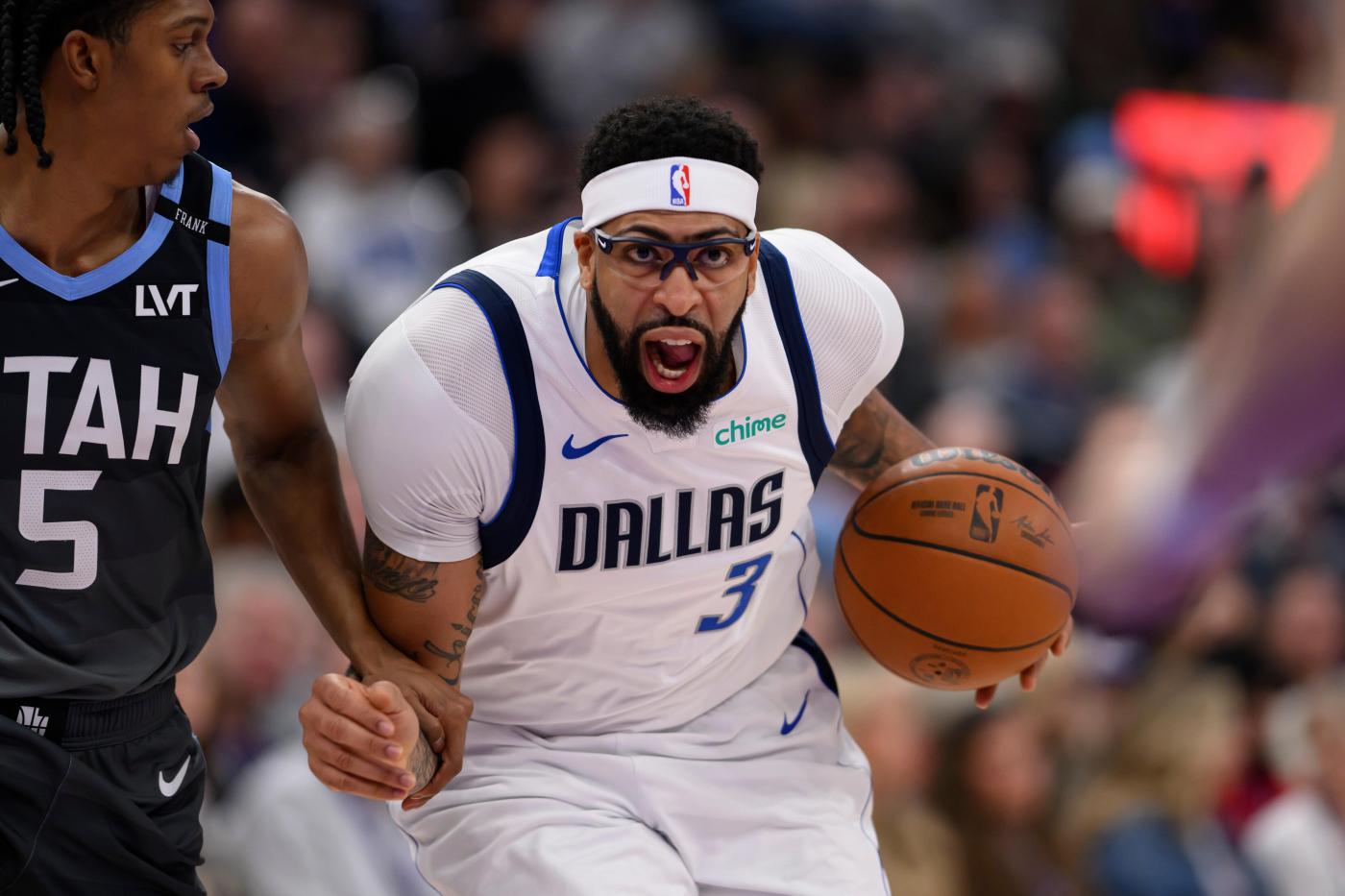Wizards acquiring Anthony Davis from Mavericks in 8-player trade, AP source says