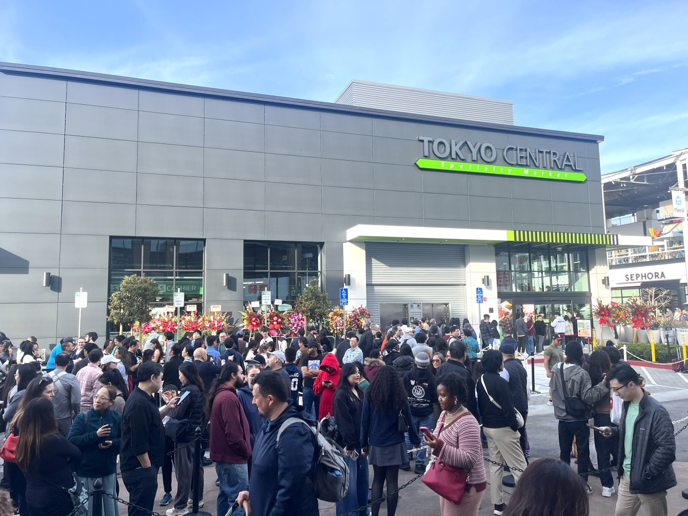 New Asian grocery market in Emeryville opens with 2-hour lines
