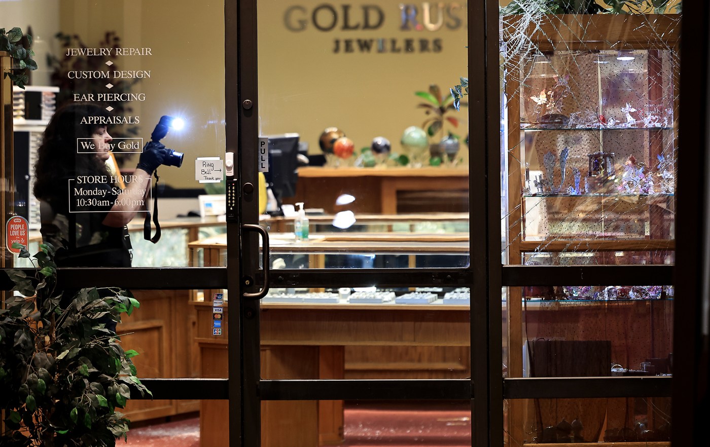 2 arrested following smash-and-grab robbery at North Bay jewelry store; 4 suspects at large