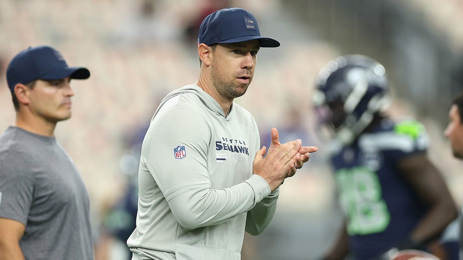 Raiders zeroing in on Seahawks assistant Klint Kubiak for head coach: reports